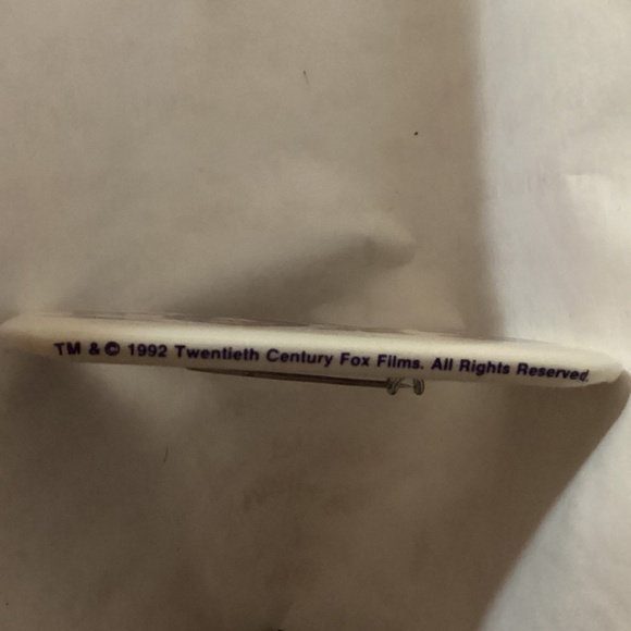 Vintage 1992 ROBIN WILLIAMS TOYS Movie Promo Pin Button Badge Pinback - Picture 3 of 4